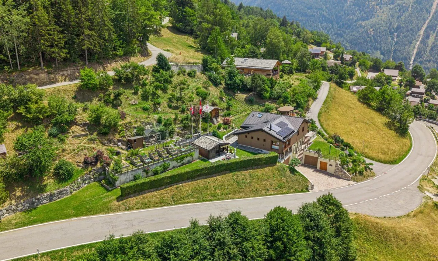 Esclusivo: Grande chalet a Val de Bagnes con una posizione superba - Foto 3 di 11