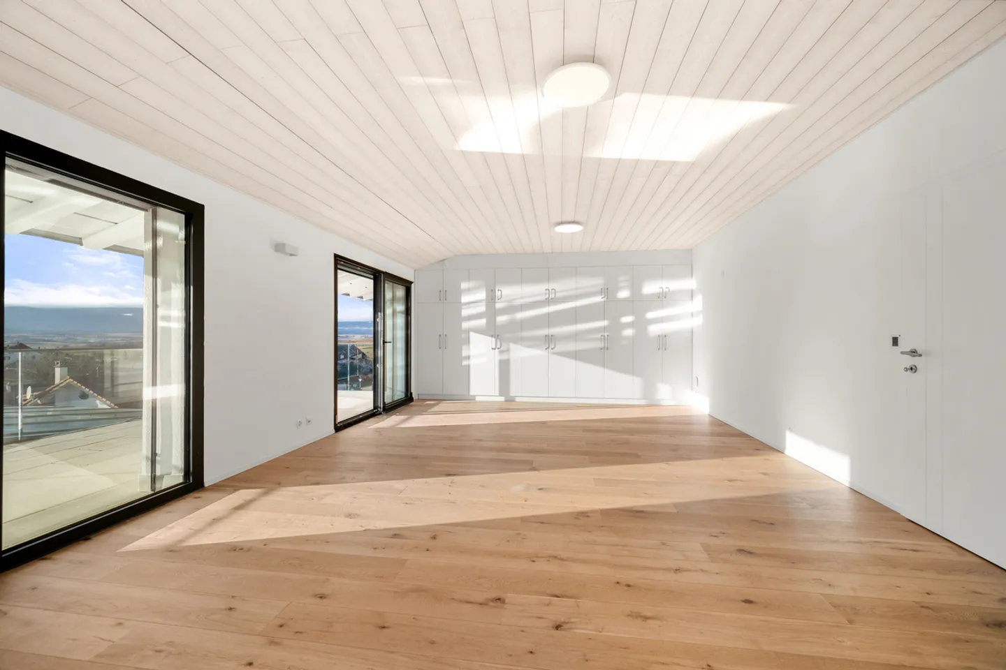 Villa per collezionisti di automobili con SPA e piscina interna - Foto 8 di 13