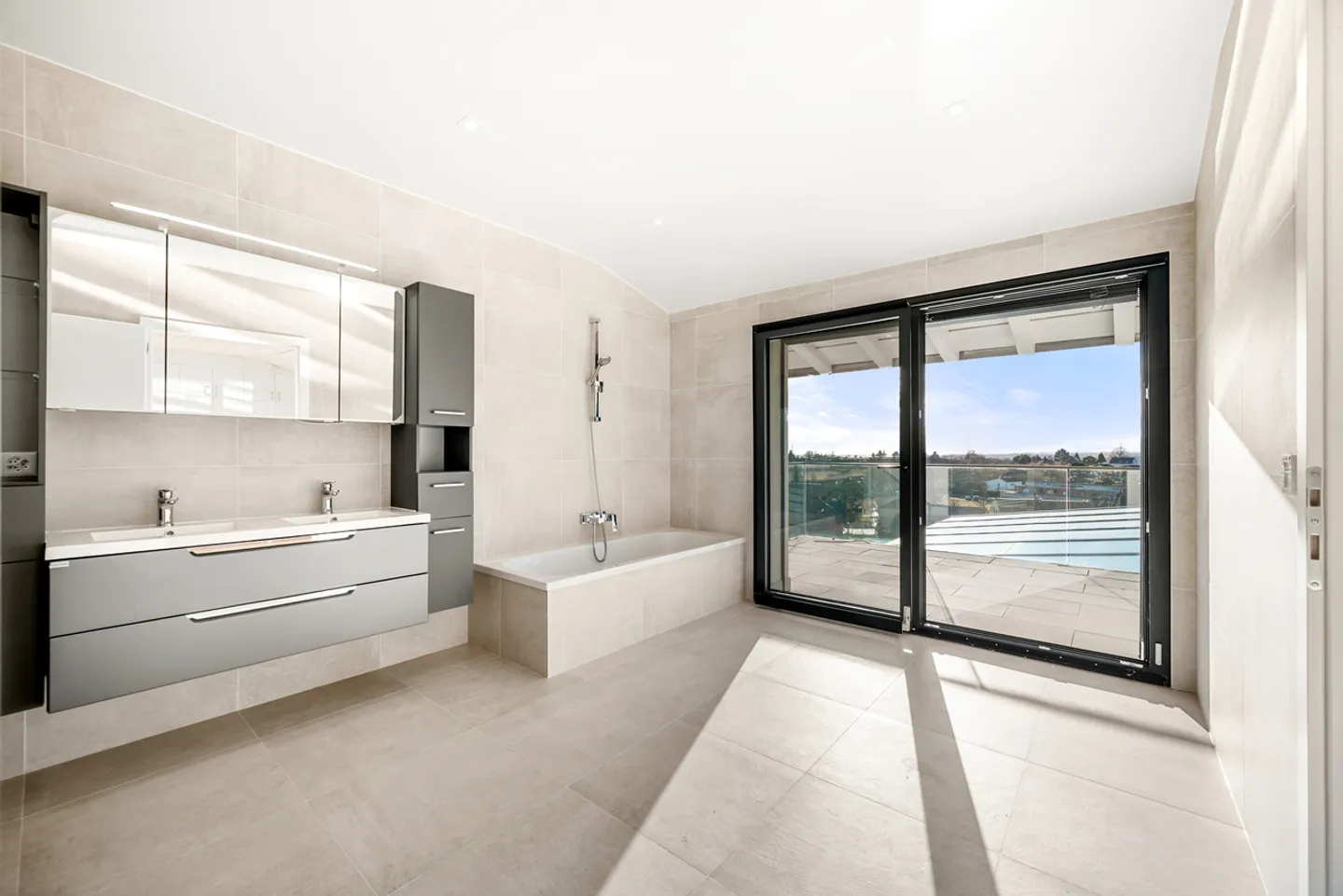 Villa per collezionisti di automobili con SPA e piscina interna - Foto 9 di 13
