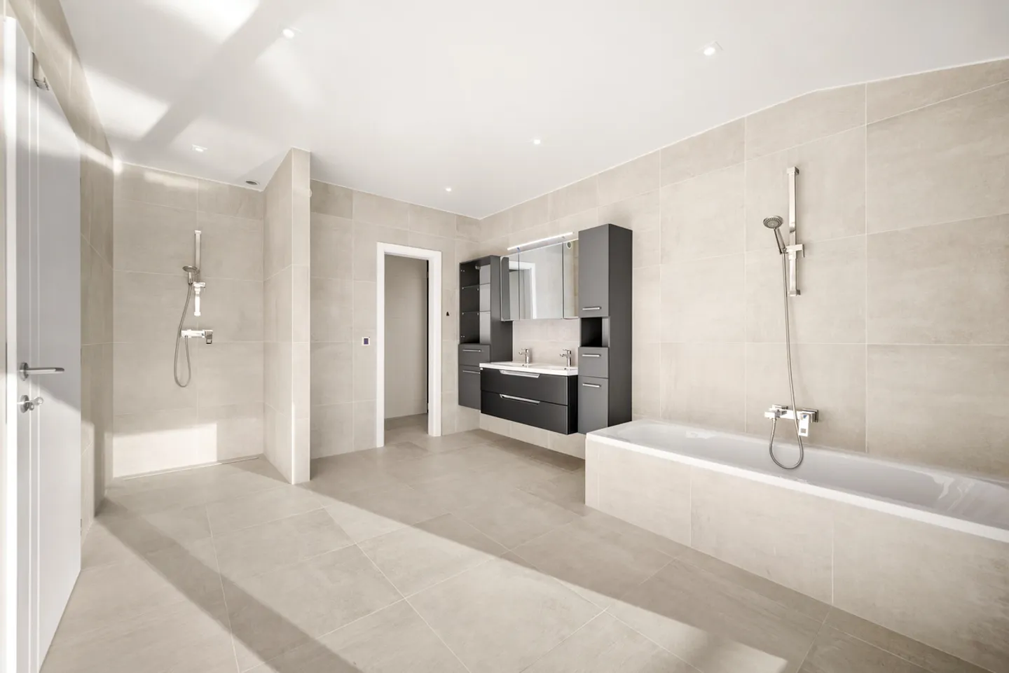 Villa per collezionisti di automobili con SPA e piscina interna - Foto 12 di 13