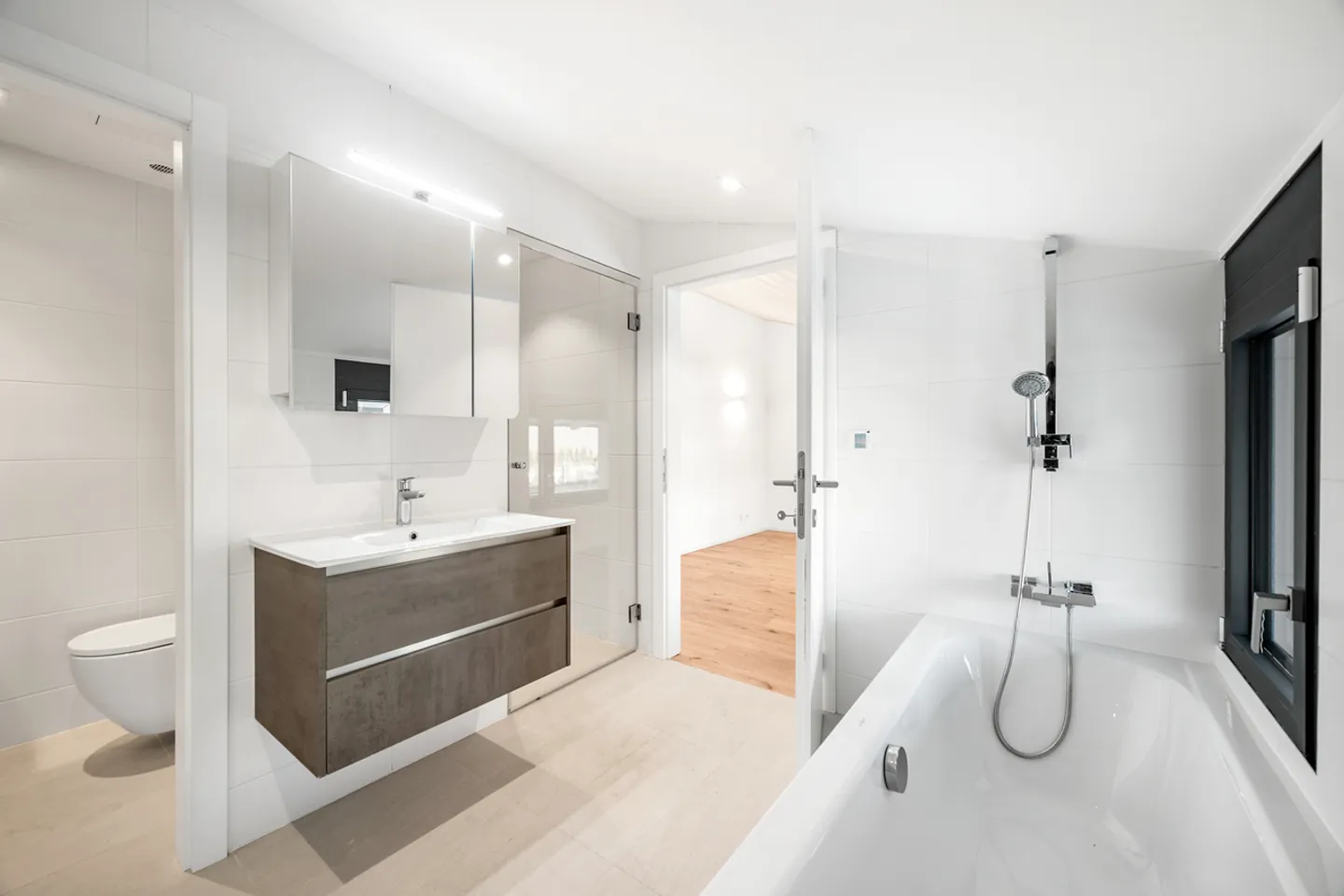 Villa per collezionisti di automobili con SPA e piscina interna - Foto 13 di 13