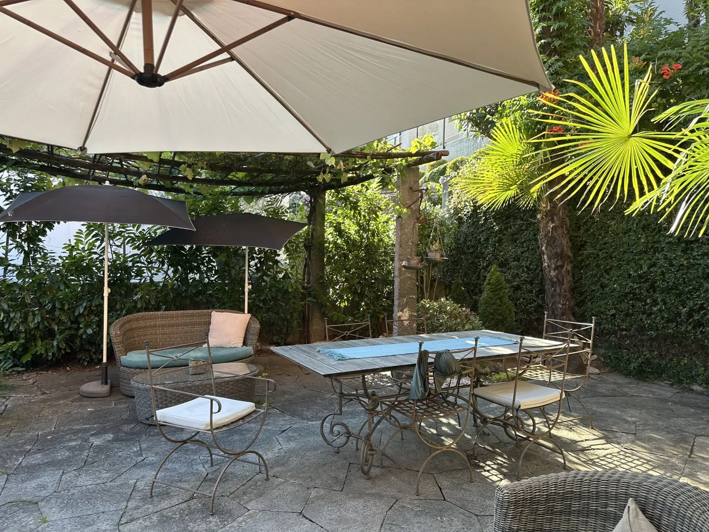 Appartamento giardino con posti a sedere mediterranei e vista lago - Foto 6 di 17