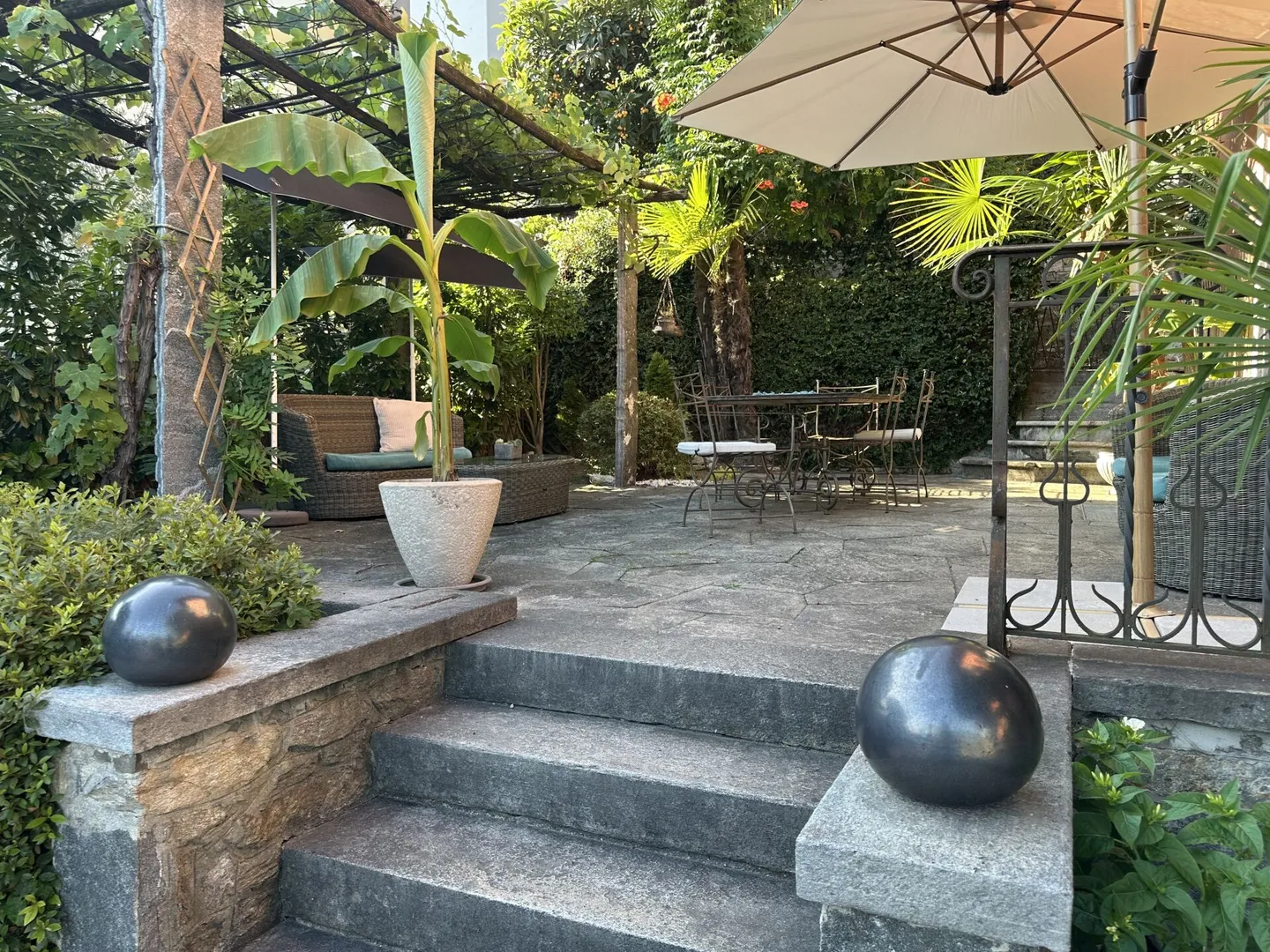 Appartamento giardino con posti a sedere mediterranei e vista lago - Foto 7 di 17