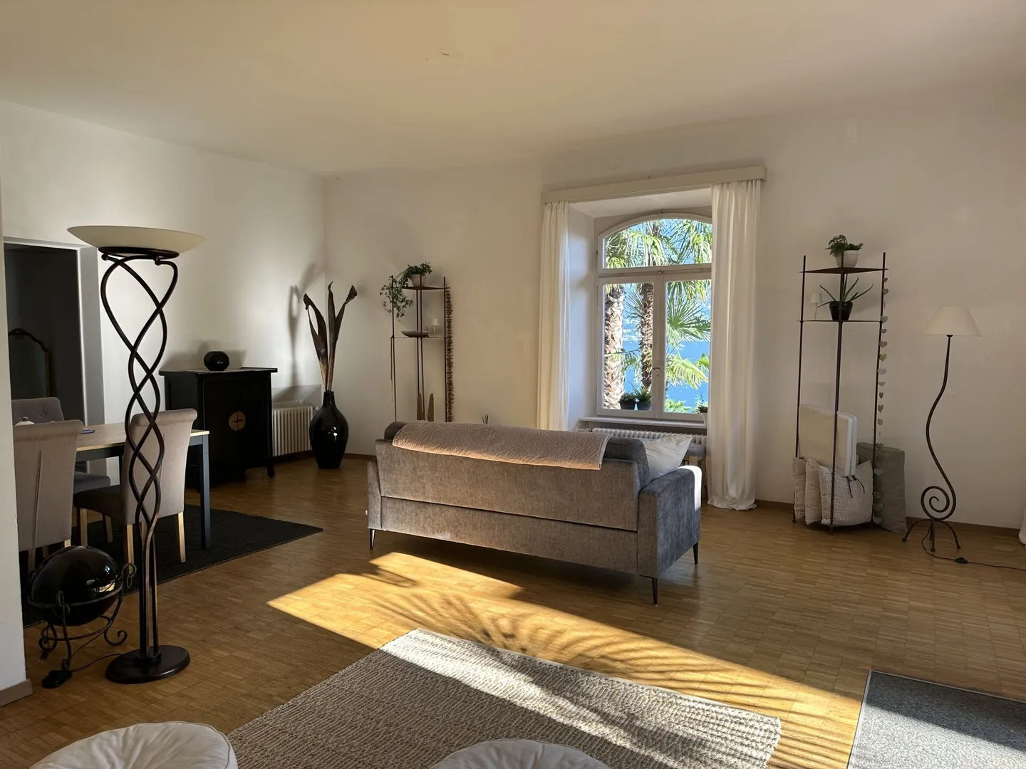Appartamento giardino con posti a sedere mediterranei e vista lago - Foto 3 di 17