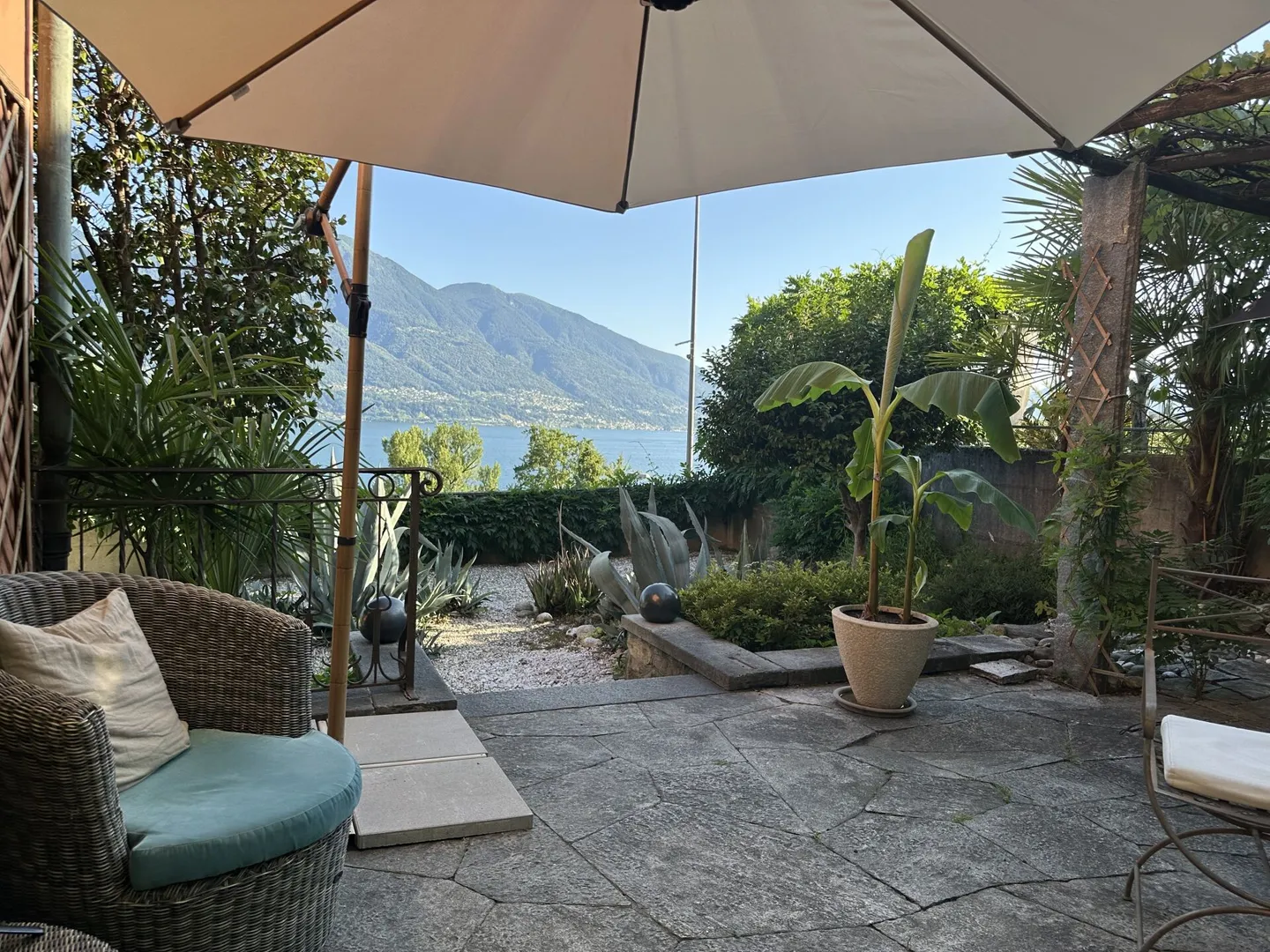 Appartamento giardino con posti a sedere mediterranei e vista lago - Foto 5 di 17