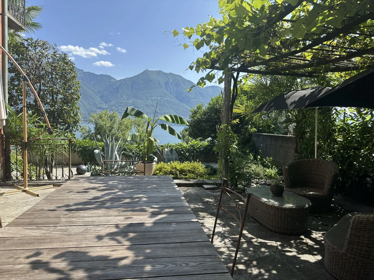 Appartamento giardino con posti a sedere mediterranei e vista lago - Foto 8 di 17