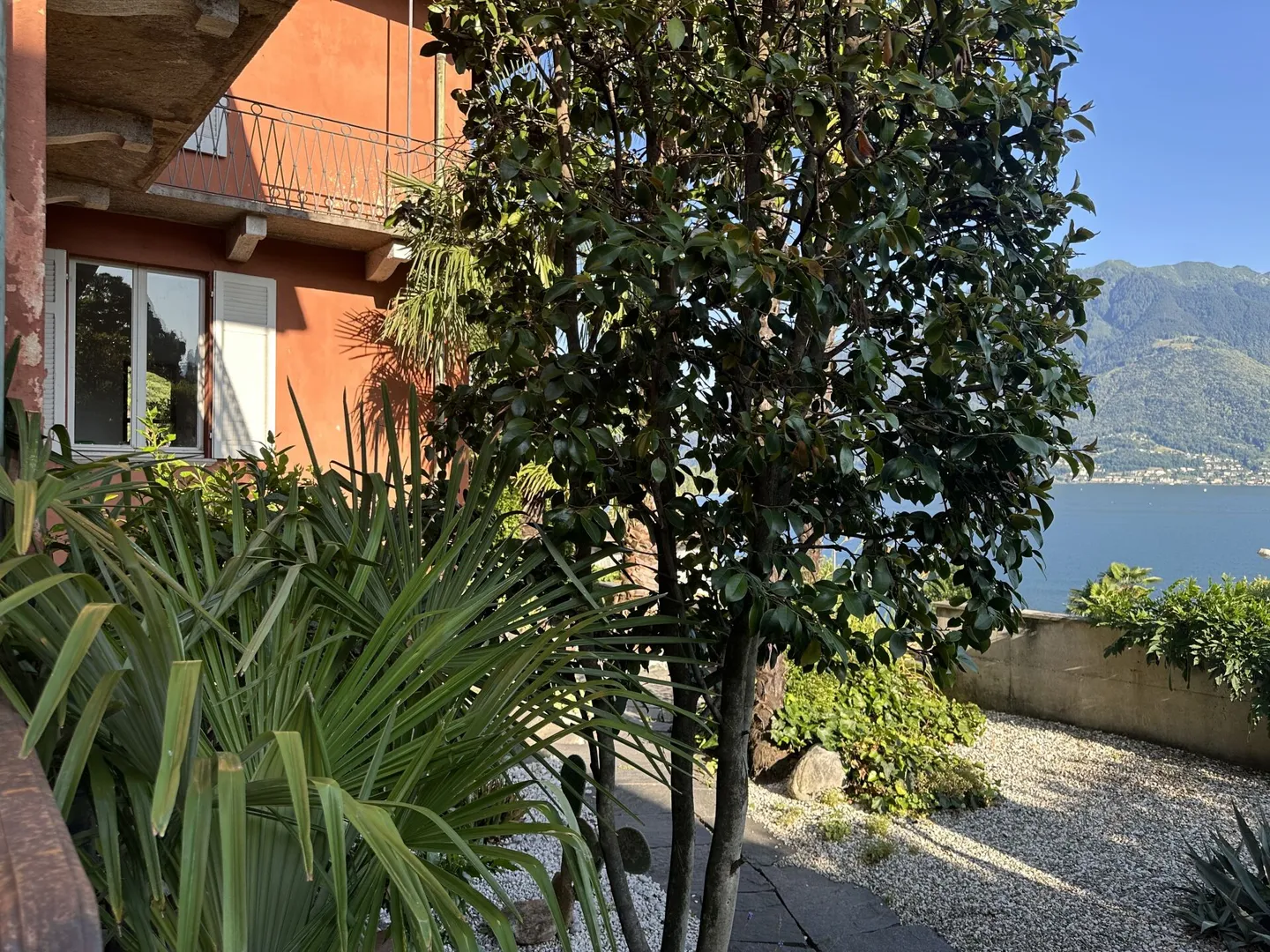 Appartamento giardino con posti a sedere mediterranei e vista lago - Foto 9 di 17