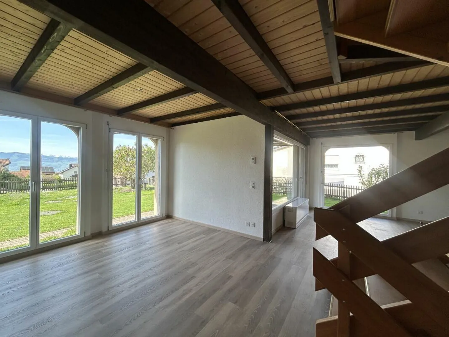 Affascinante casa unifamiliare con ampio giardino - Foto 4 di 16