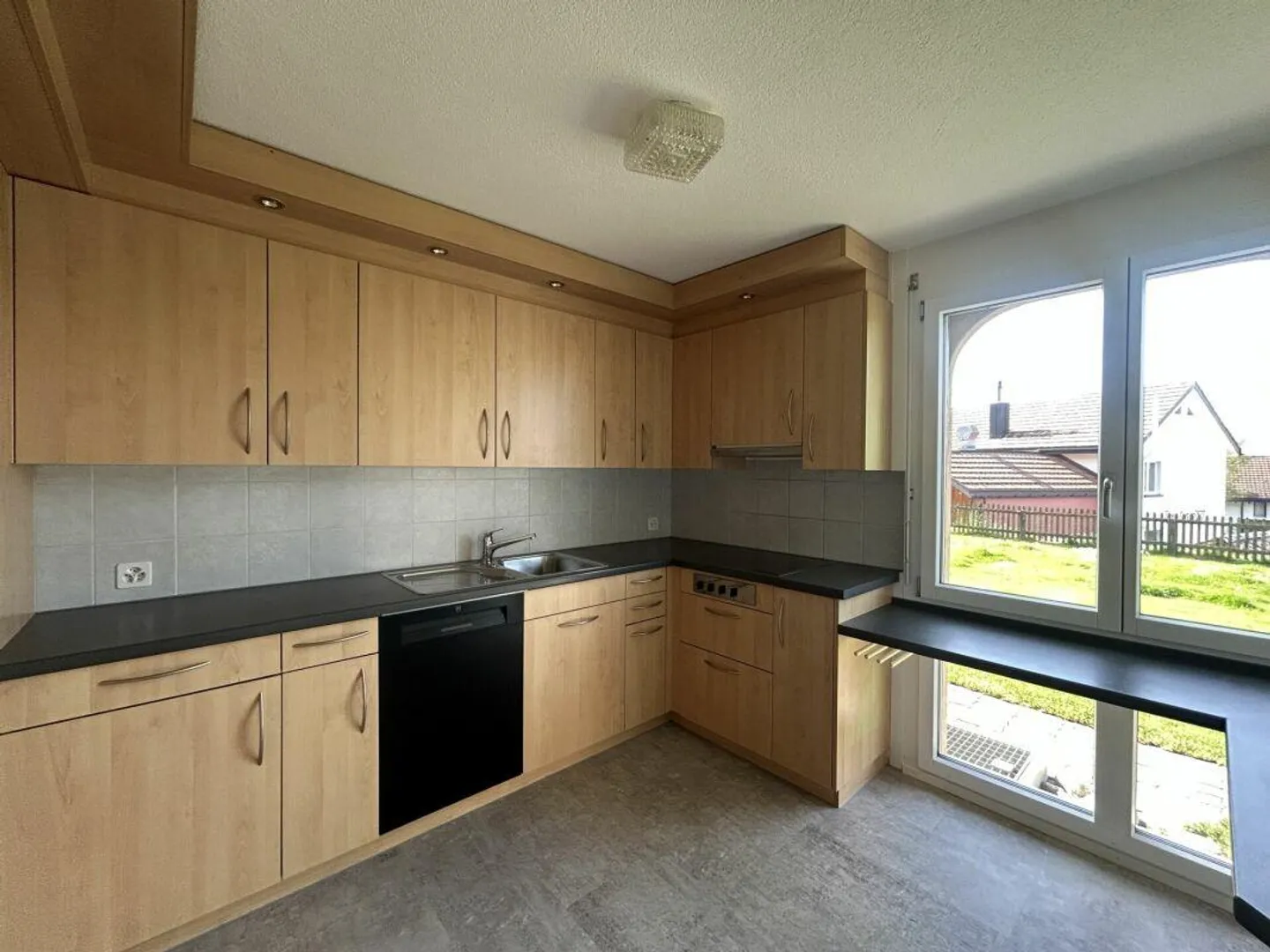 Affascinante casa unifamiliare con ampio giardino - Foto 6 di 16