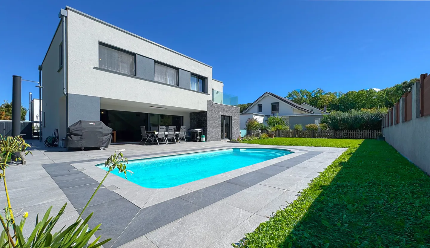 CONTEMPORARY INDIVIDUAL VILLA WITH POOL - Photo 1 of 13