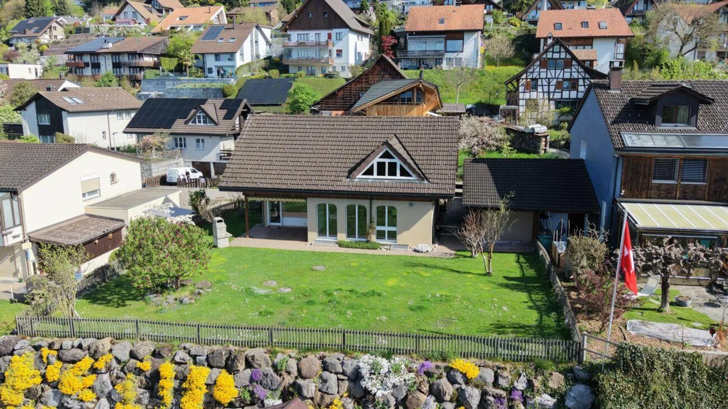 Affascinante casa unifamiliare con ampio giardino - Foto 1 di 16