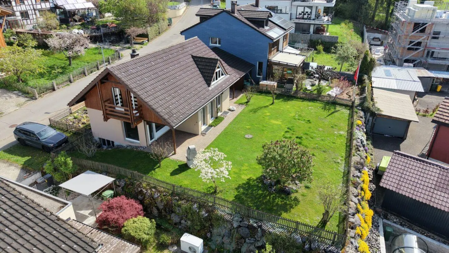 Affascinante casa unifamiliare con ampio giardino - Foto 2 di 16