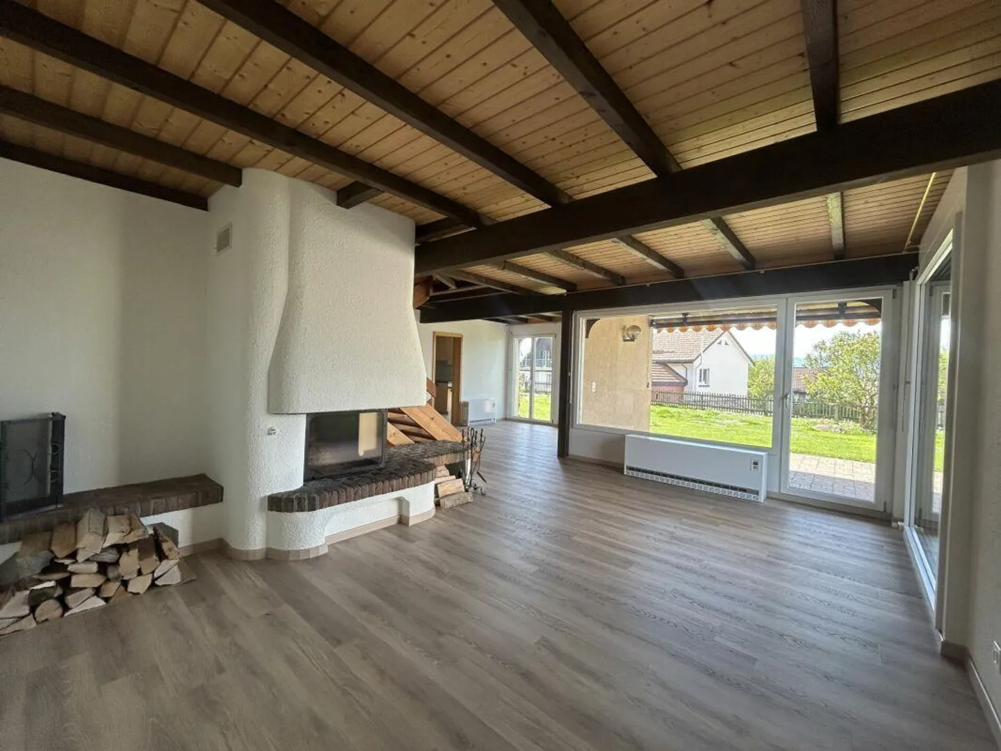 Affascinante casa unifamiliare con ampio giardino - Foto 3 di 16