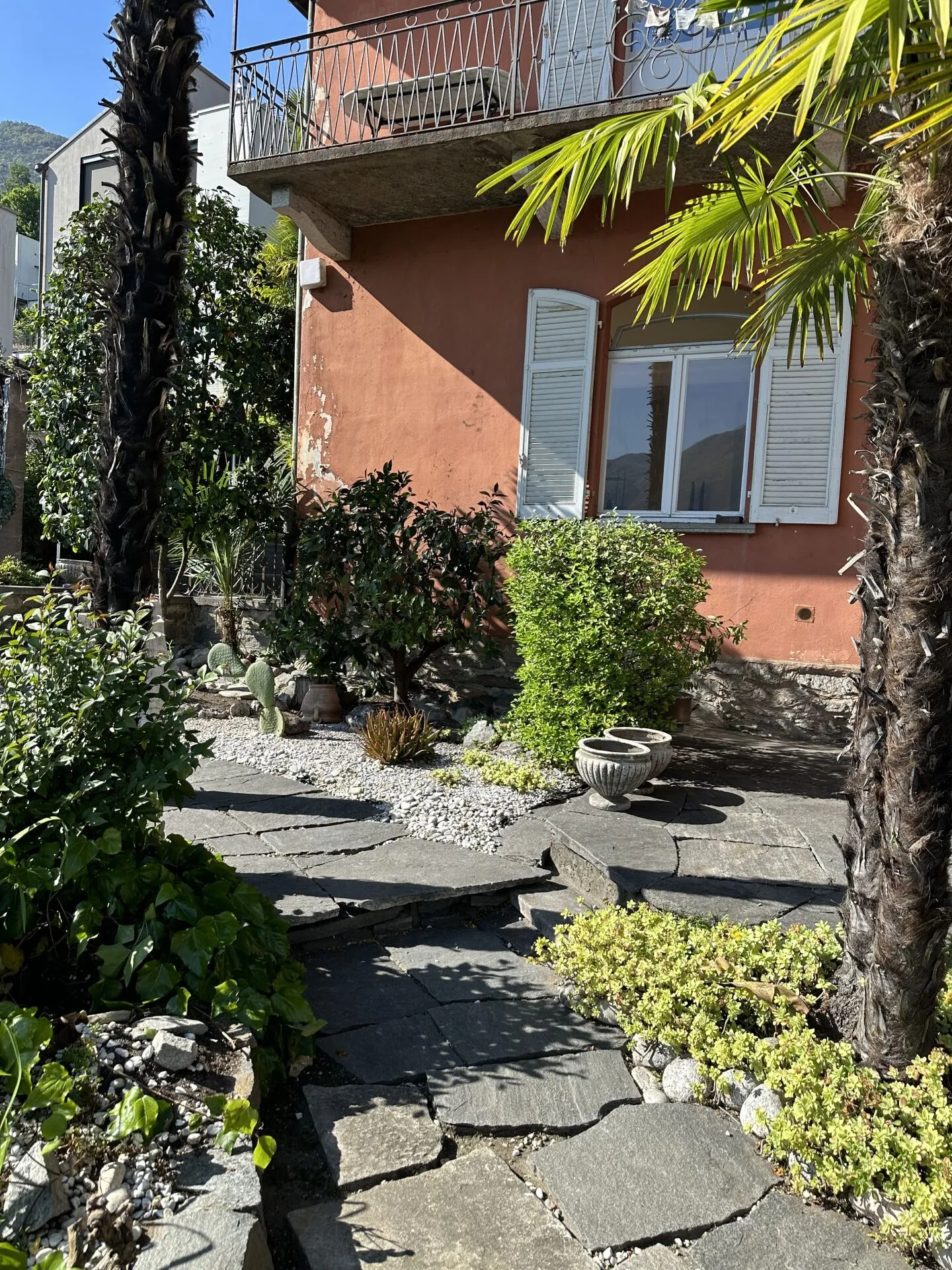 Appartamento giardino con posti a sedere mediterranei e vista lago - Foto 16 di 17