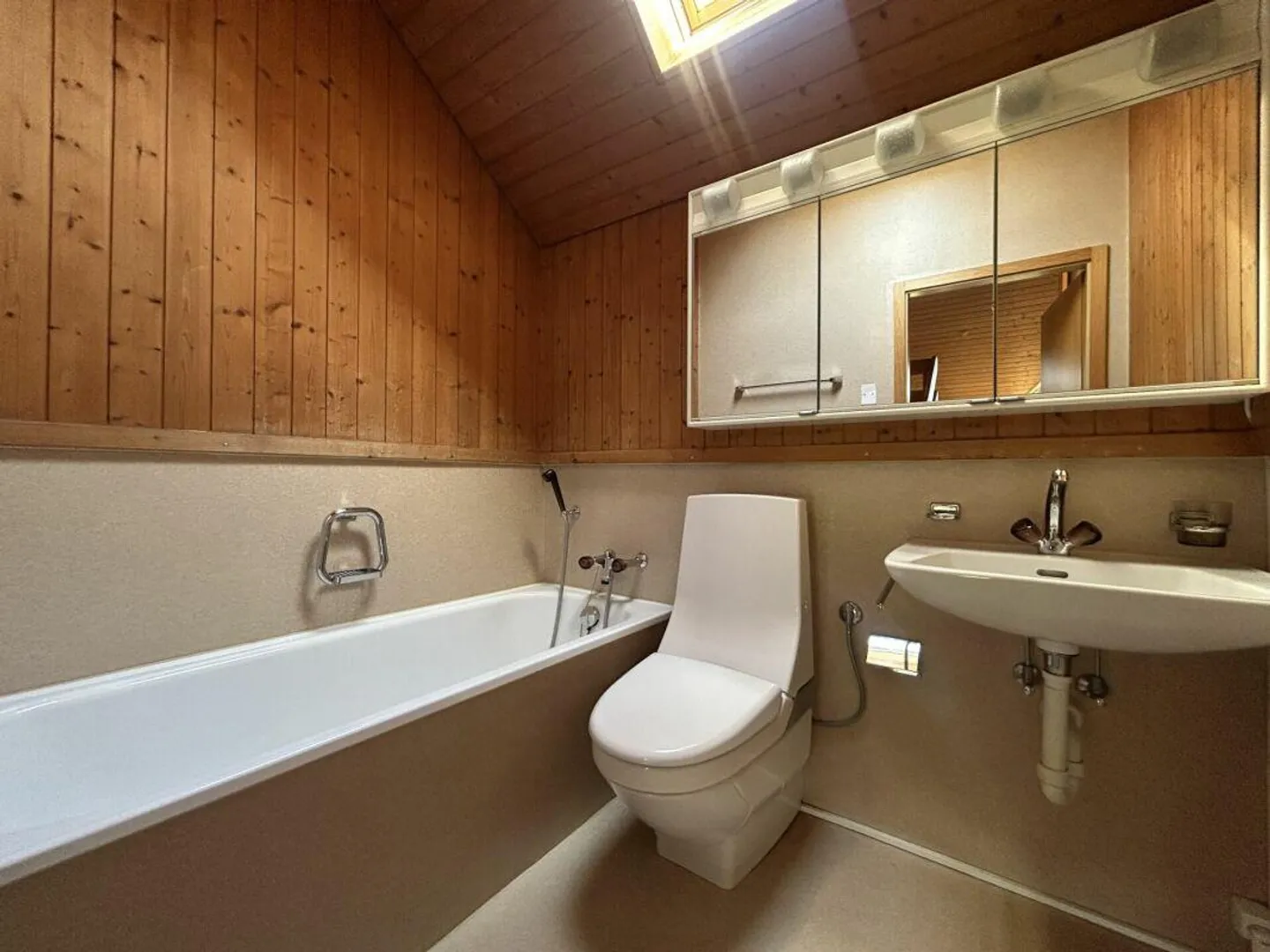 Affascinante casa unifamiliare con ampio giardino - Foto 10 di 16