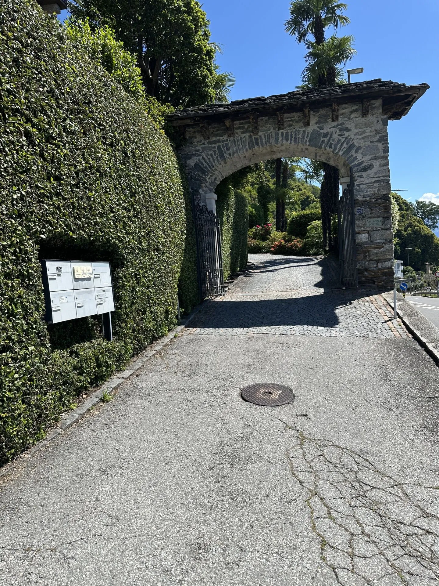 Appartamento giardino con posti a sedere mediterranei e vista lago - Foto 17 di 17