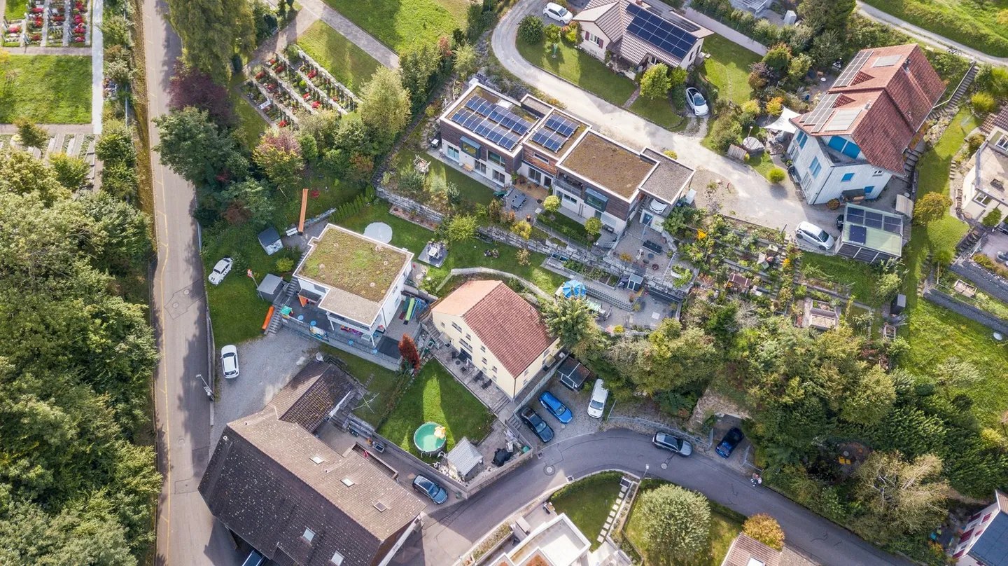 Unica casa unifamiliare con una straordinaria cantina di roccia a Suhr - Foto 2 di 12