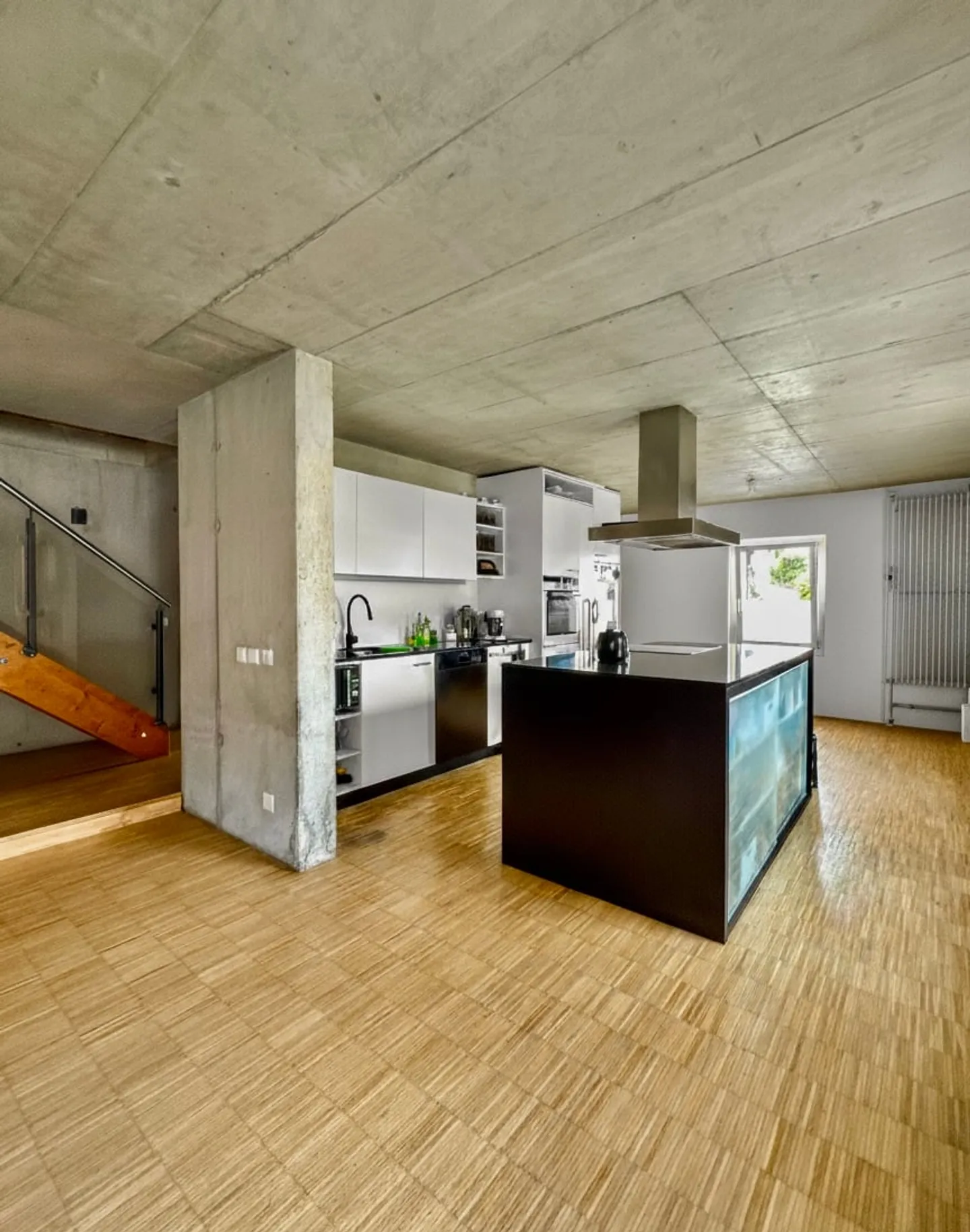 Unica casa unifamiliare con una straordinaria cantina di roccia a Suhr - Foto 5 di 12