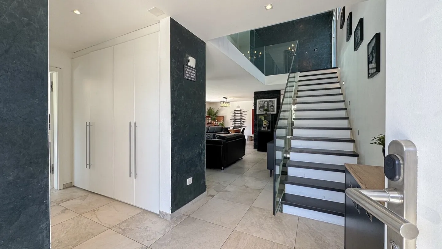 CONTEMPORARY INDIVIDUAL VILLA WITH POOL - Photo 6 of 13