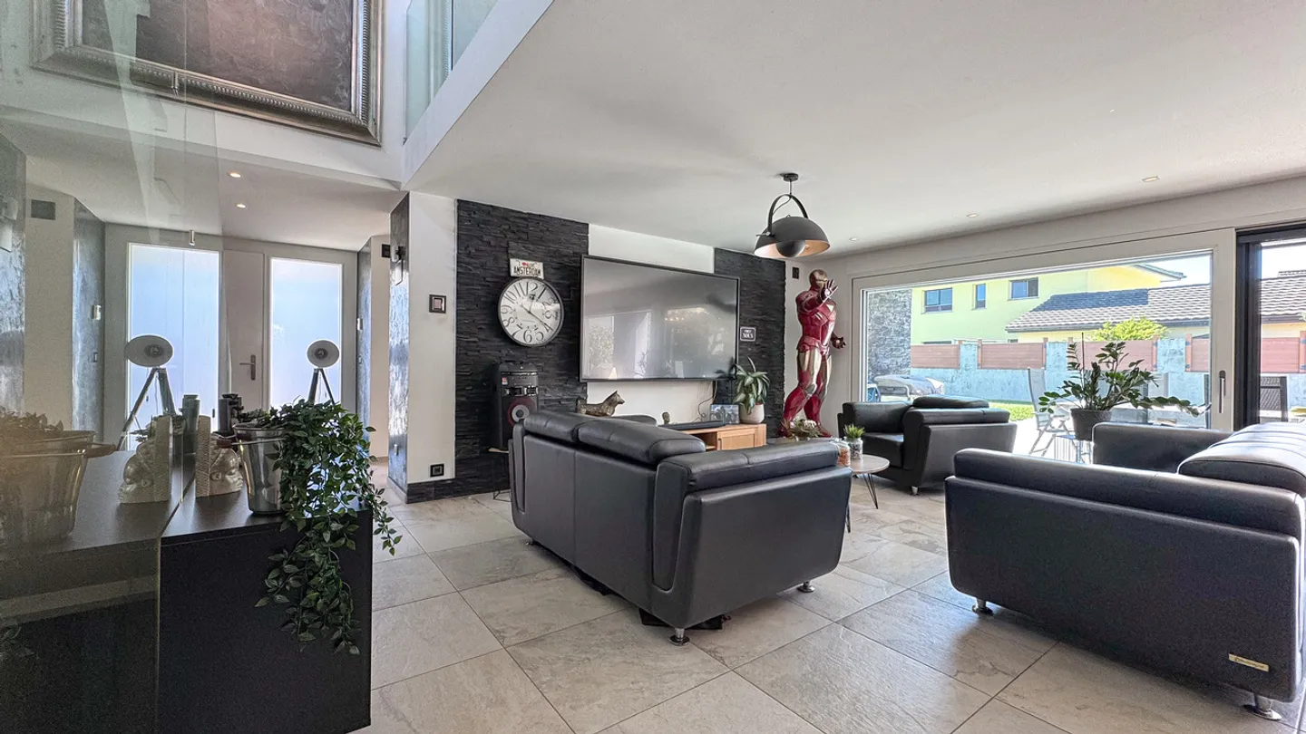 CONTEMPORARY INDIVIDUAL VILLA WITH POOL - Photo 8 of 13