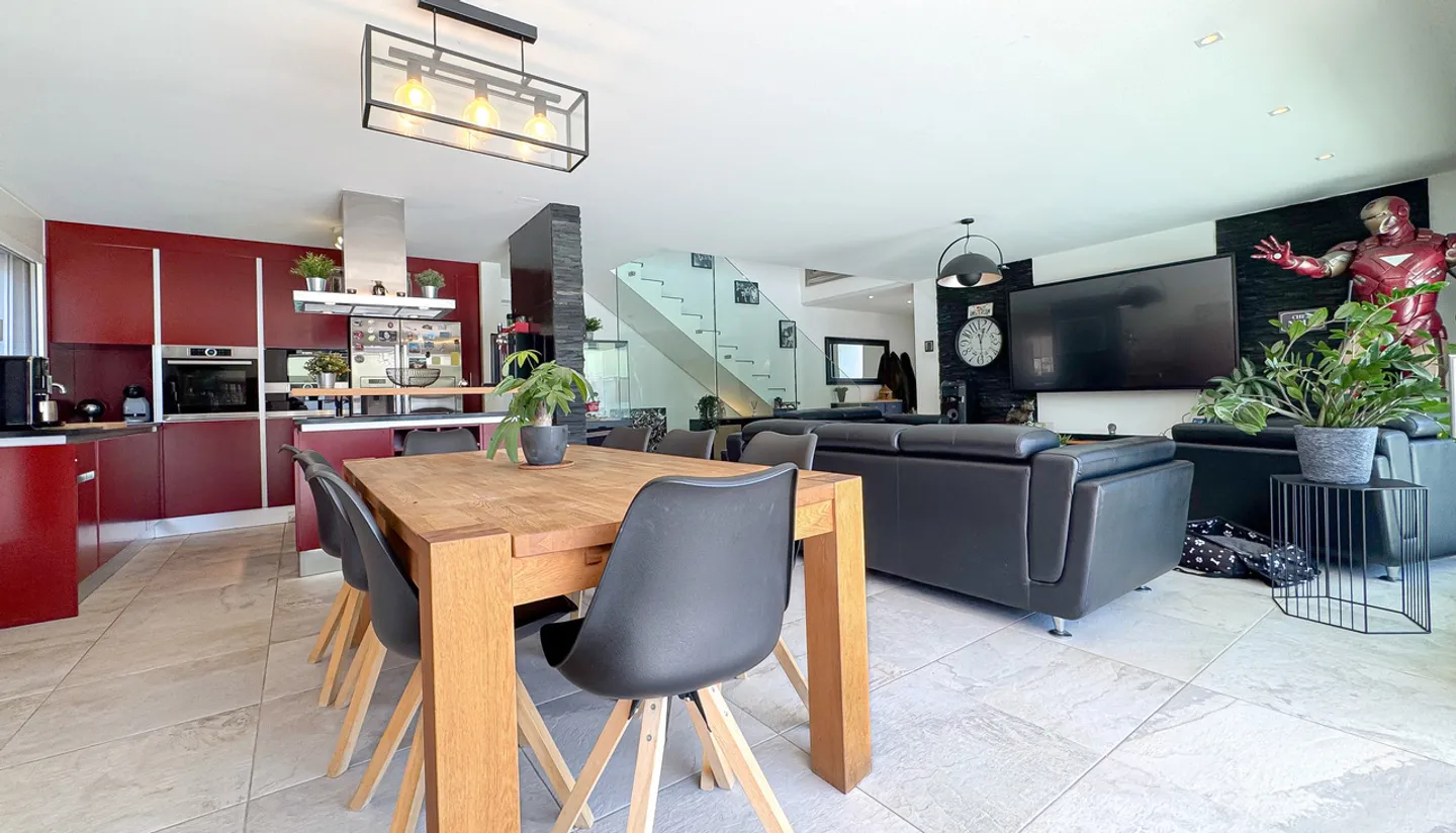 CONTEMPORARY INDIVIDUAL VILLA WITH POOL - Photo 9 of 13