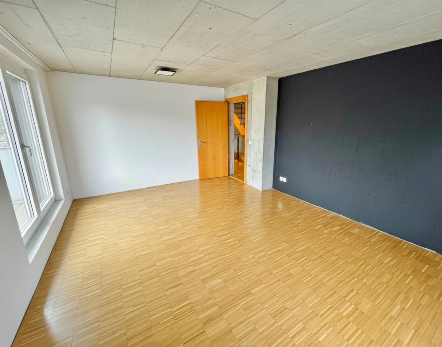 Unica casa unifamiliare con una straordinaria cantina di roccia a Suhr - Foto 8 di 12
