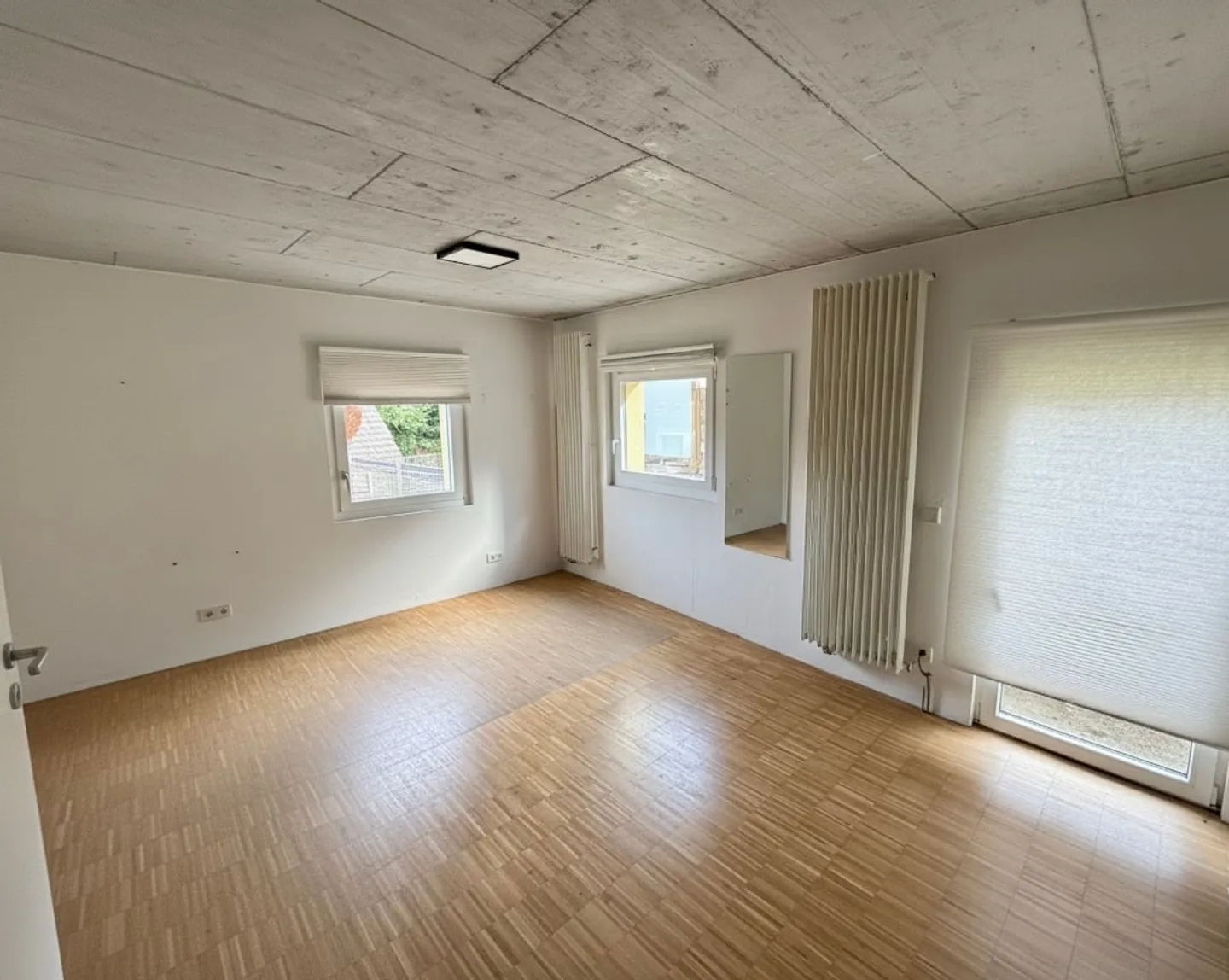 Unica casa unifamiliare con una straordinaria cantina di roccia a Suhr - Foto 9 di 12