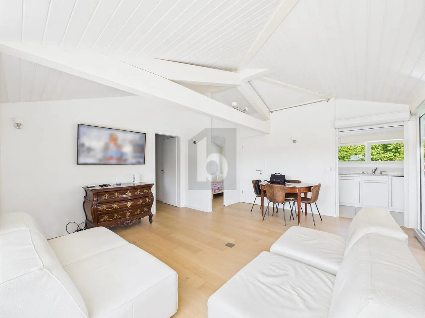 BRIGHT AND FURNISHED SPACE - Photo 2 of 6