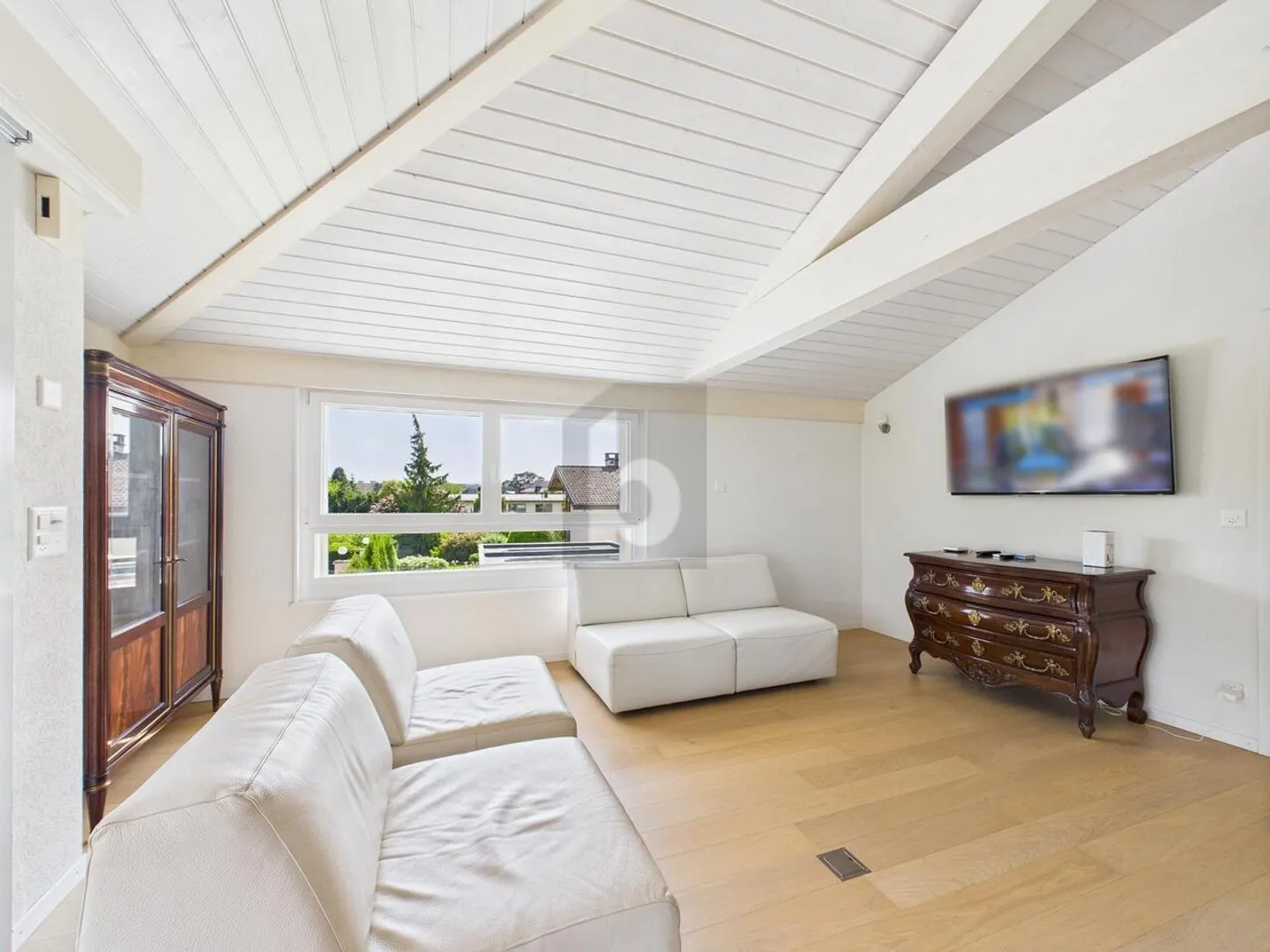 BRIGHT AND FURNISHED SPACE - Photo 4 of 6