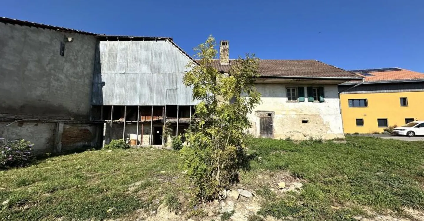 Freiburger Haus zur Umwandlung in 2 Wohnungen mit Baugenehmigung für Erweiterung - Foto 1 von 10