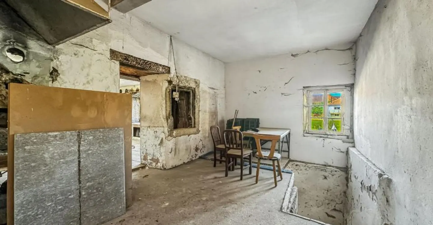 Freiburger Haus zur Umwandlung in 2 Wohnungen mit Baugenehmigung für Erweiterung - Foto 2 von 10