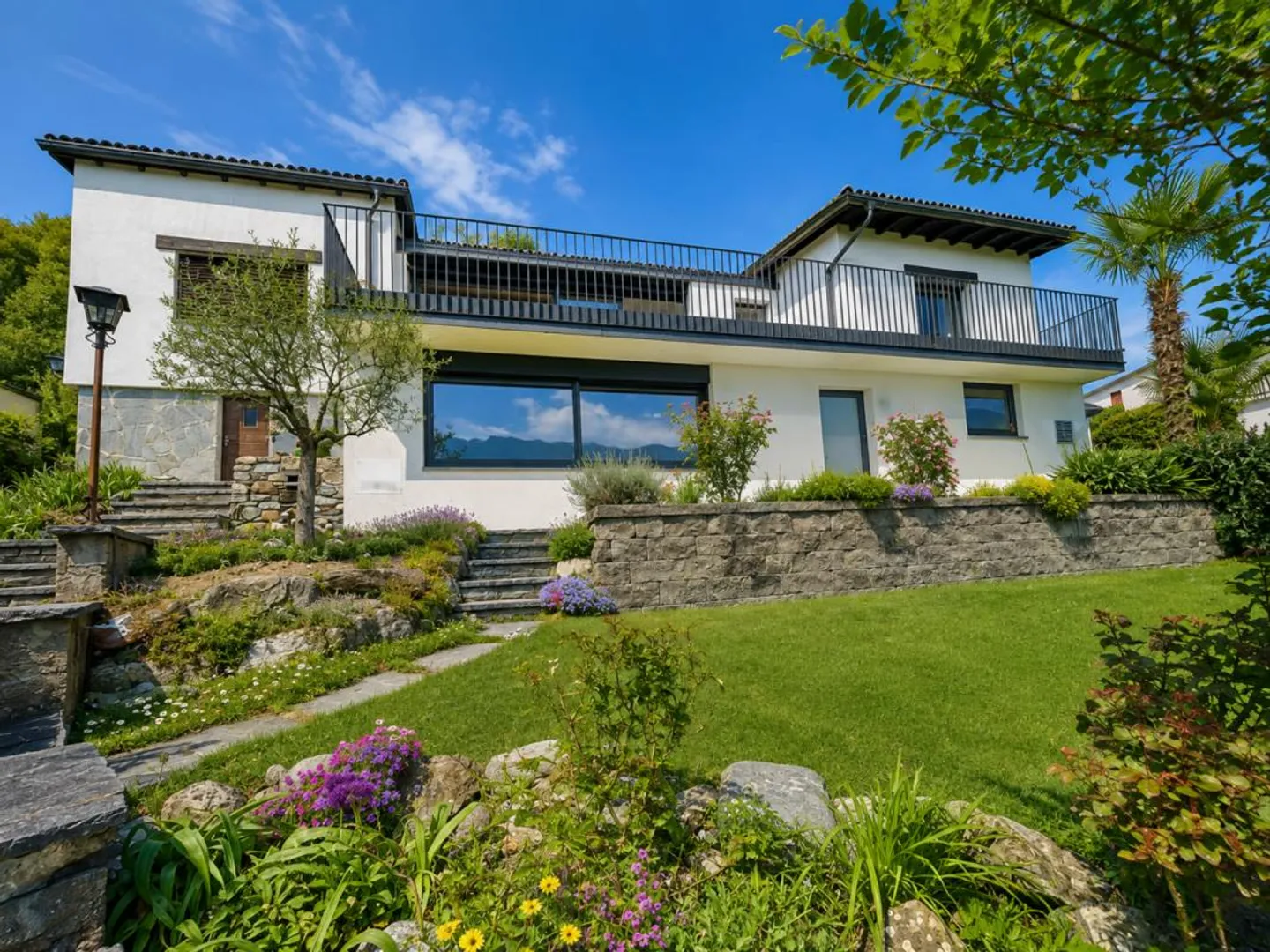 Single-family house with lake view - Photo 11 of 11