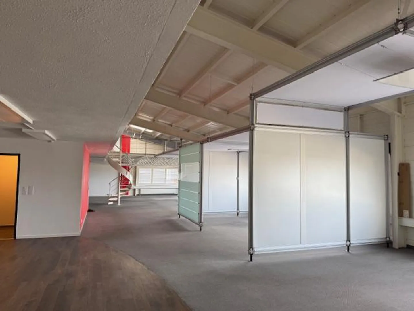 Modern & Versatile Commercial Space in St. Gallen - Photo 4 of 11