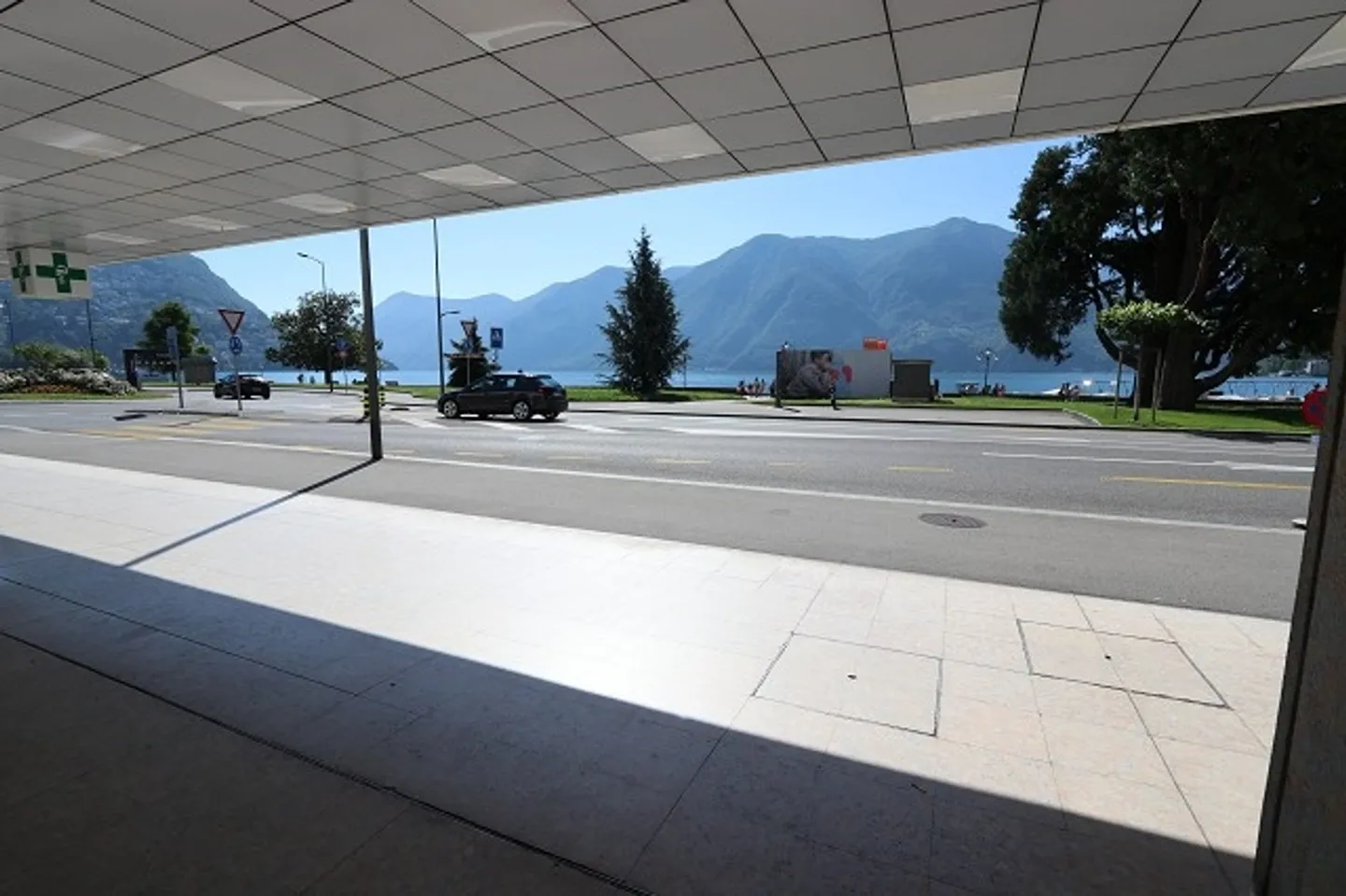 Shop/Office of 237m2 by the lake in "Central Park" Lugano - Photo 1 of 9