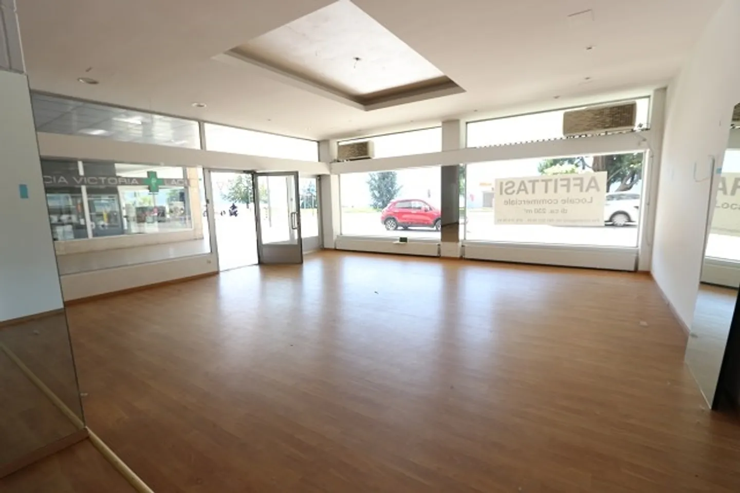 Shop/Office of 237m2 by the lake in "Central Park" Lugano - Photo 2 of 9