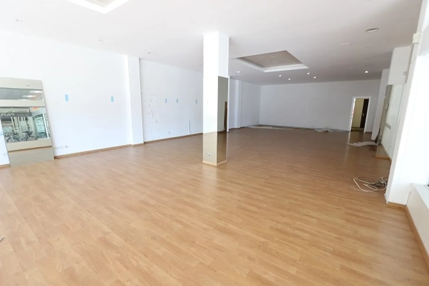 Shop/Office of 237m2 by the lake in "Central Park" Lugano - Photo 3 of 9