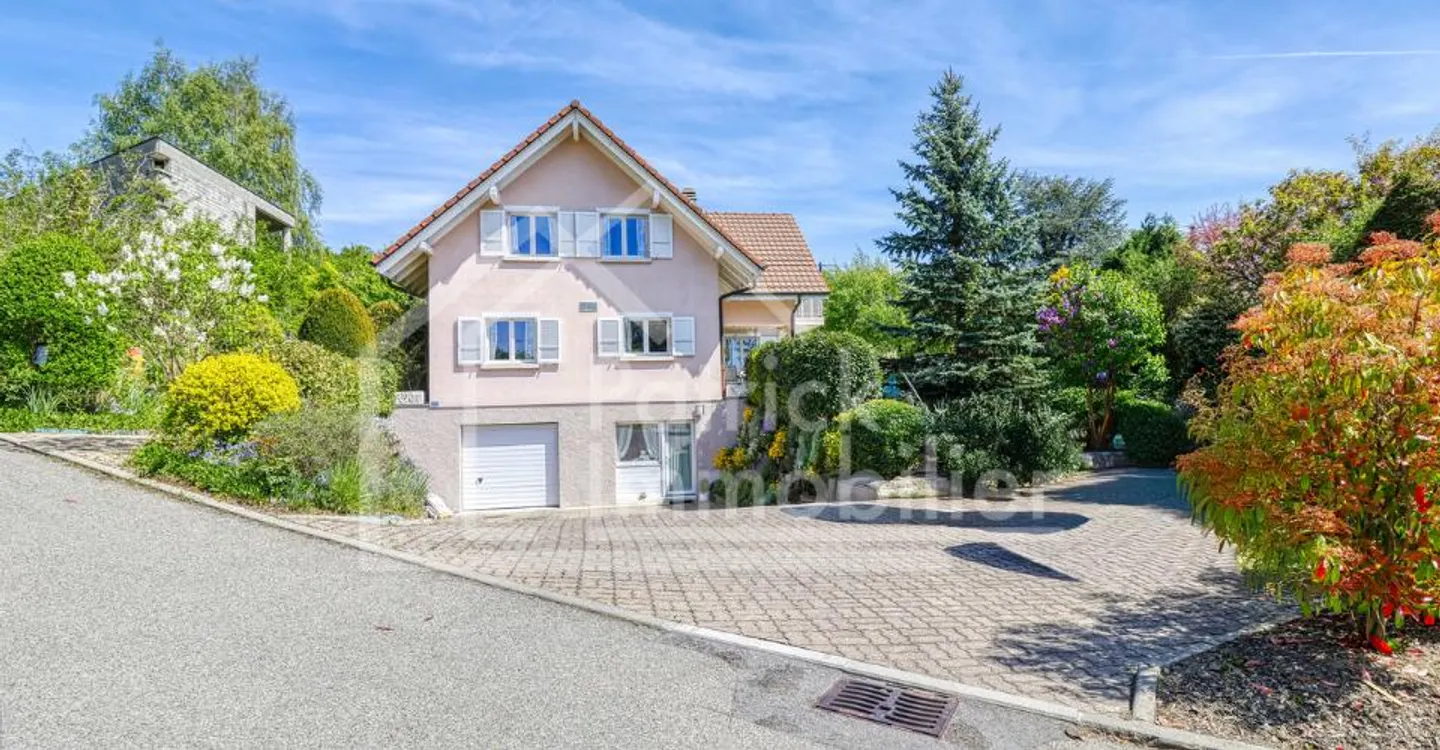 Spacious Detached Villa in Quiet Area - Photo 1 of 11