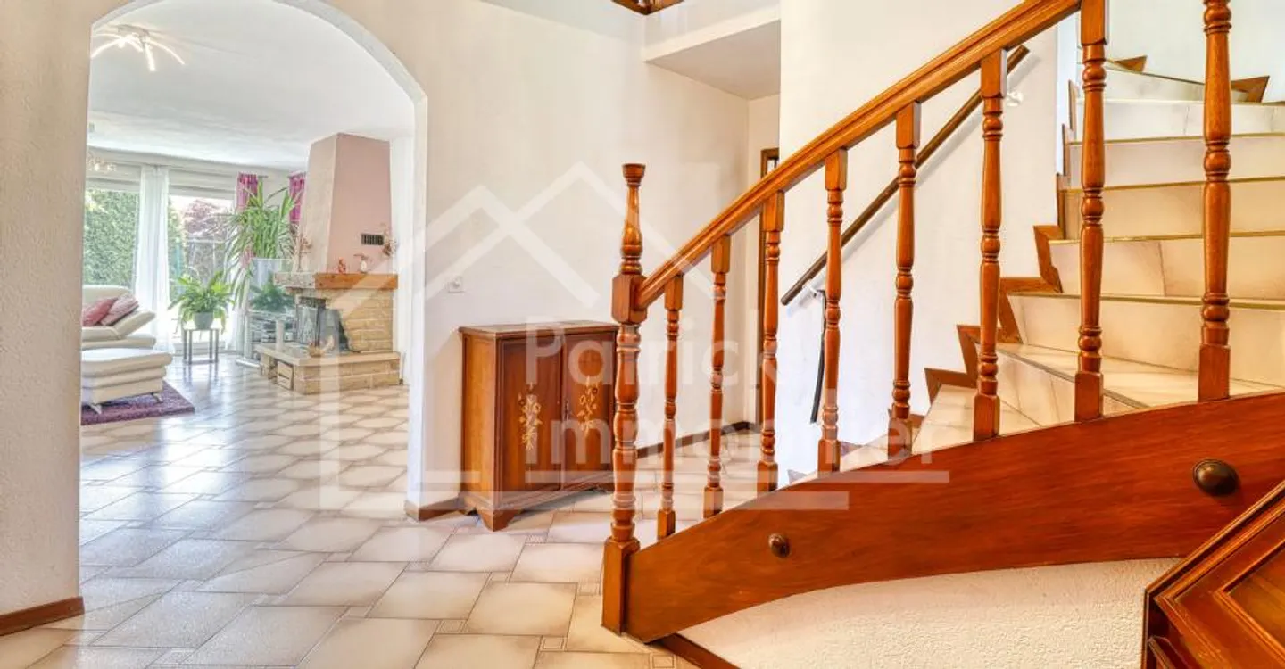 Spacious Detached Villa in Quiet Area - Photo 3 of 11
