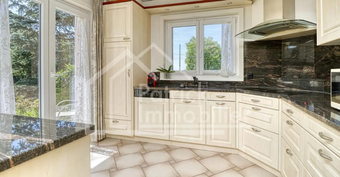 Spacious Detached Villa in Quiet Area - Photo 5 of 11