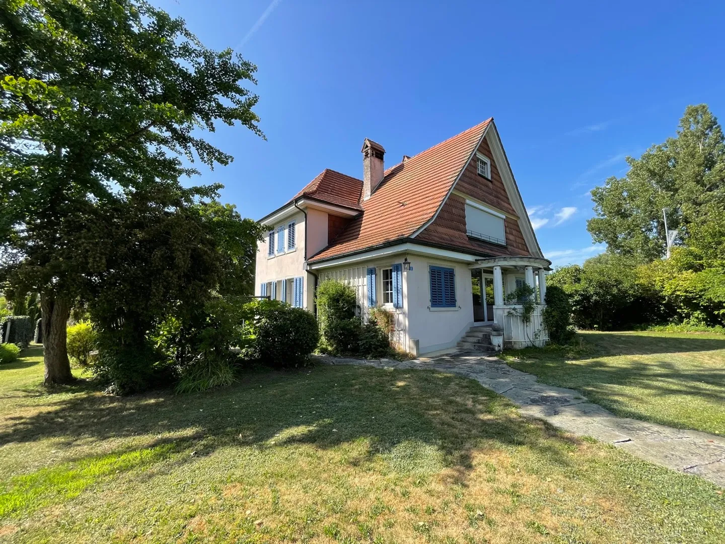 Idylle familiale sur 1'400 m² - Villa avec charme, jardin et histoire - Photo 2 sur 13