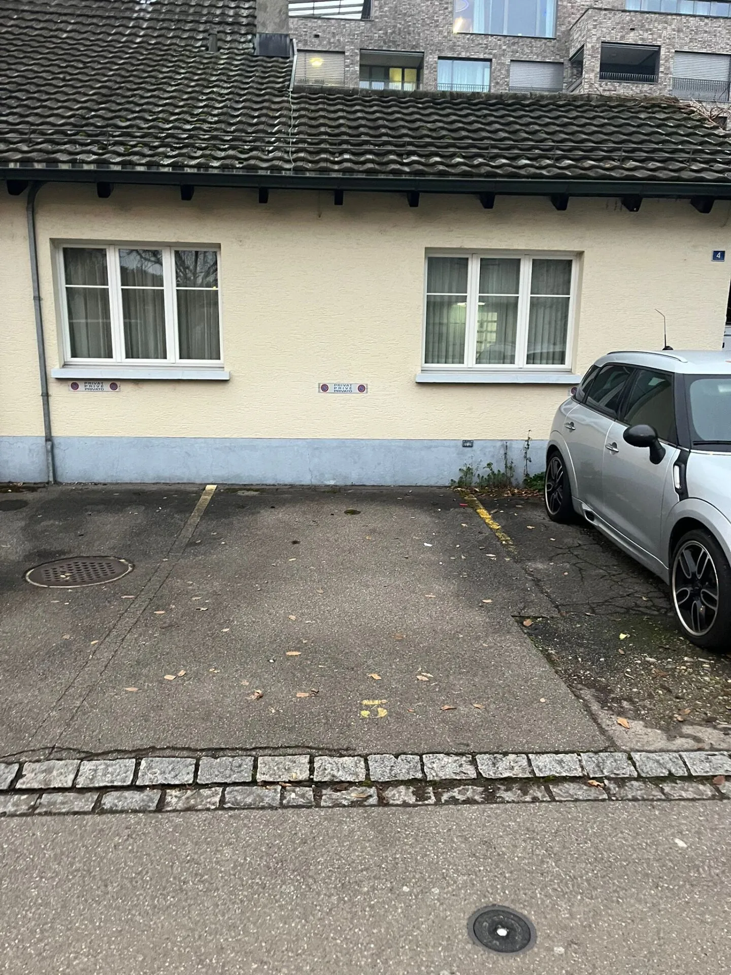 Place de parking centrale n° 3 au cœur de Kloten - Photo 2 sur 3