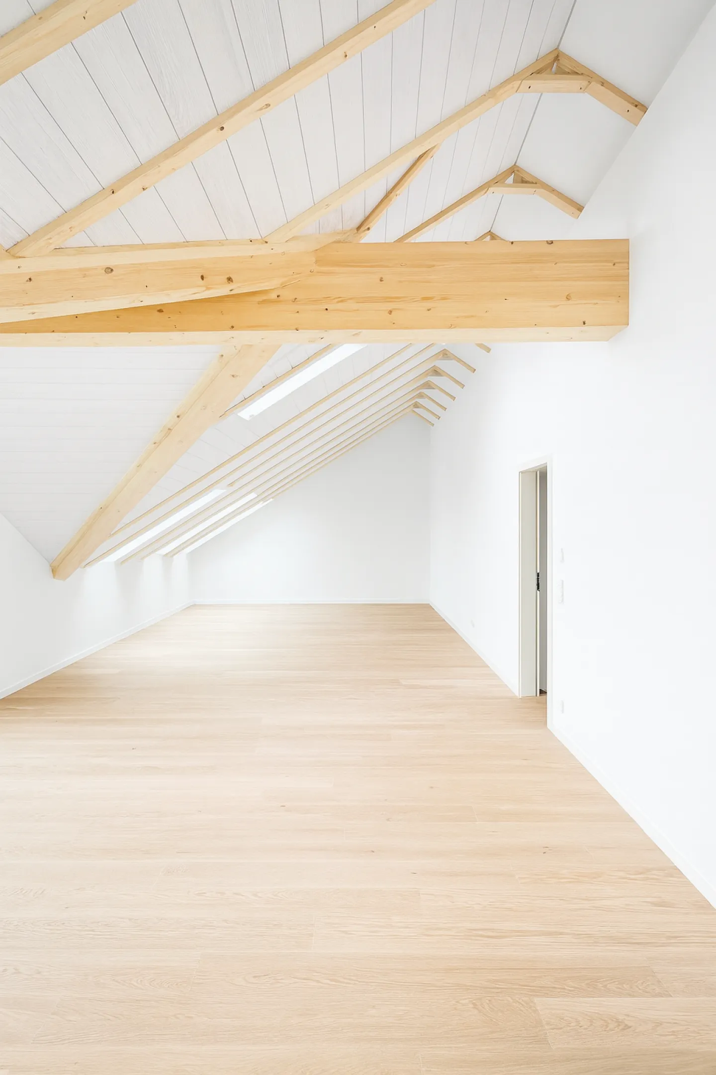 PREMIÈRE LOCATION : Appartement sous les combles spacieux de 2,5 pièces avec loggia - Photo 1 sur 3