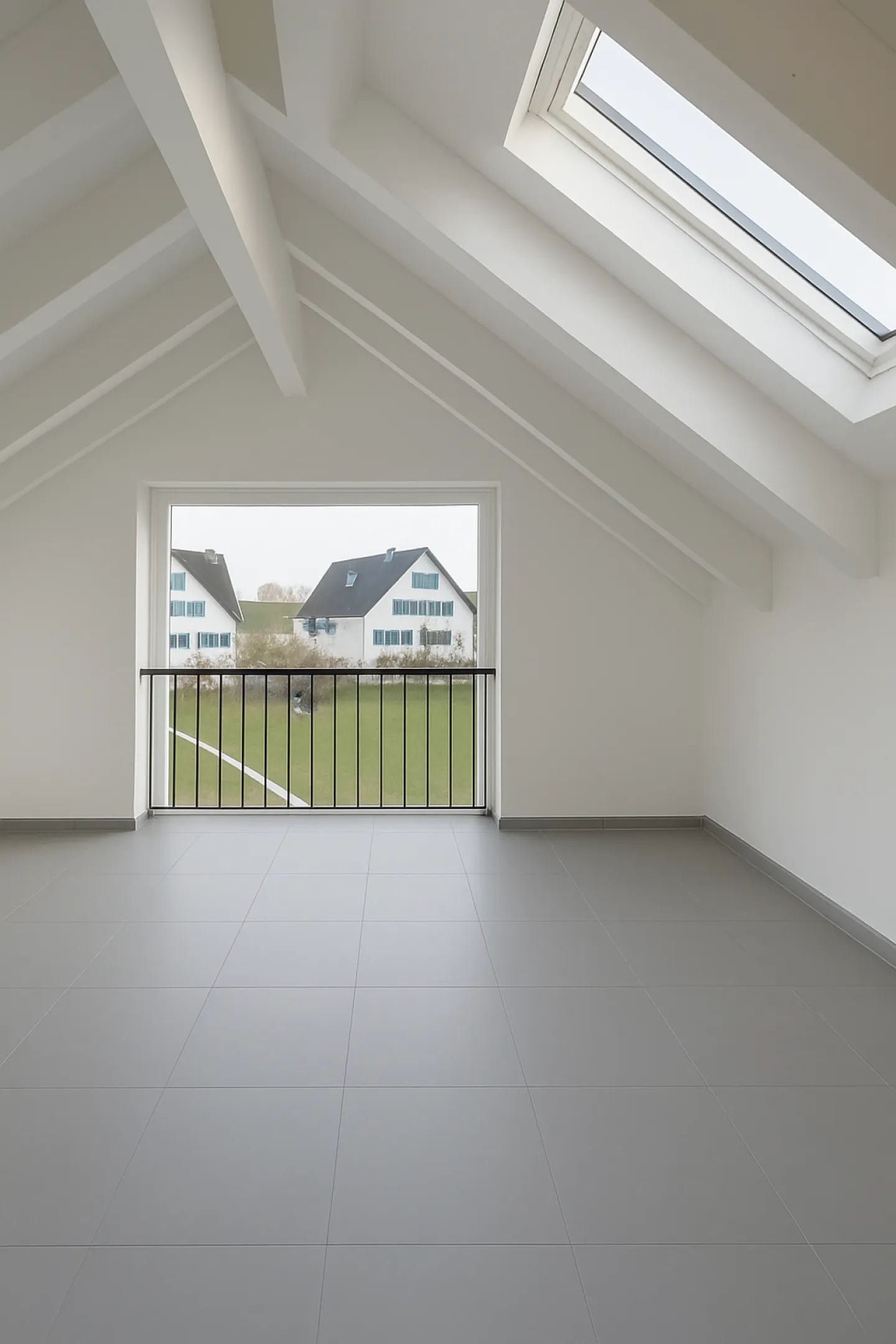 PREMIÈRE LOCATION : Appartement sous les combles spacieux de 2,5 pièces avec loggia - Photo 2 sur 3