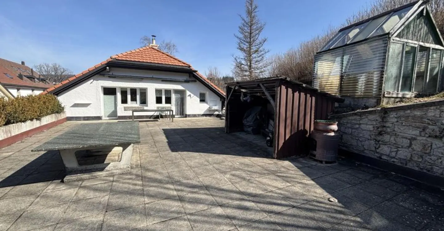 Charming Family Home with Garden - Photo 4 of 12
