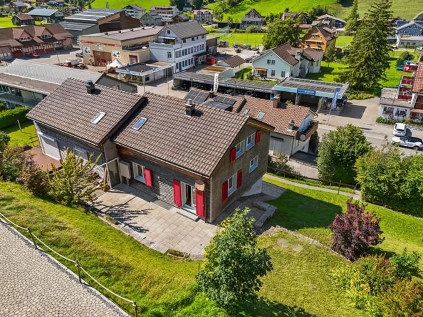 Casa angolare accogliente con bel giardino e grande spazio hobby - Foto 1 di 16