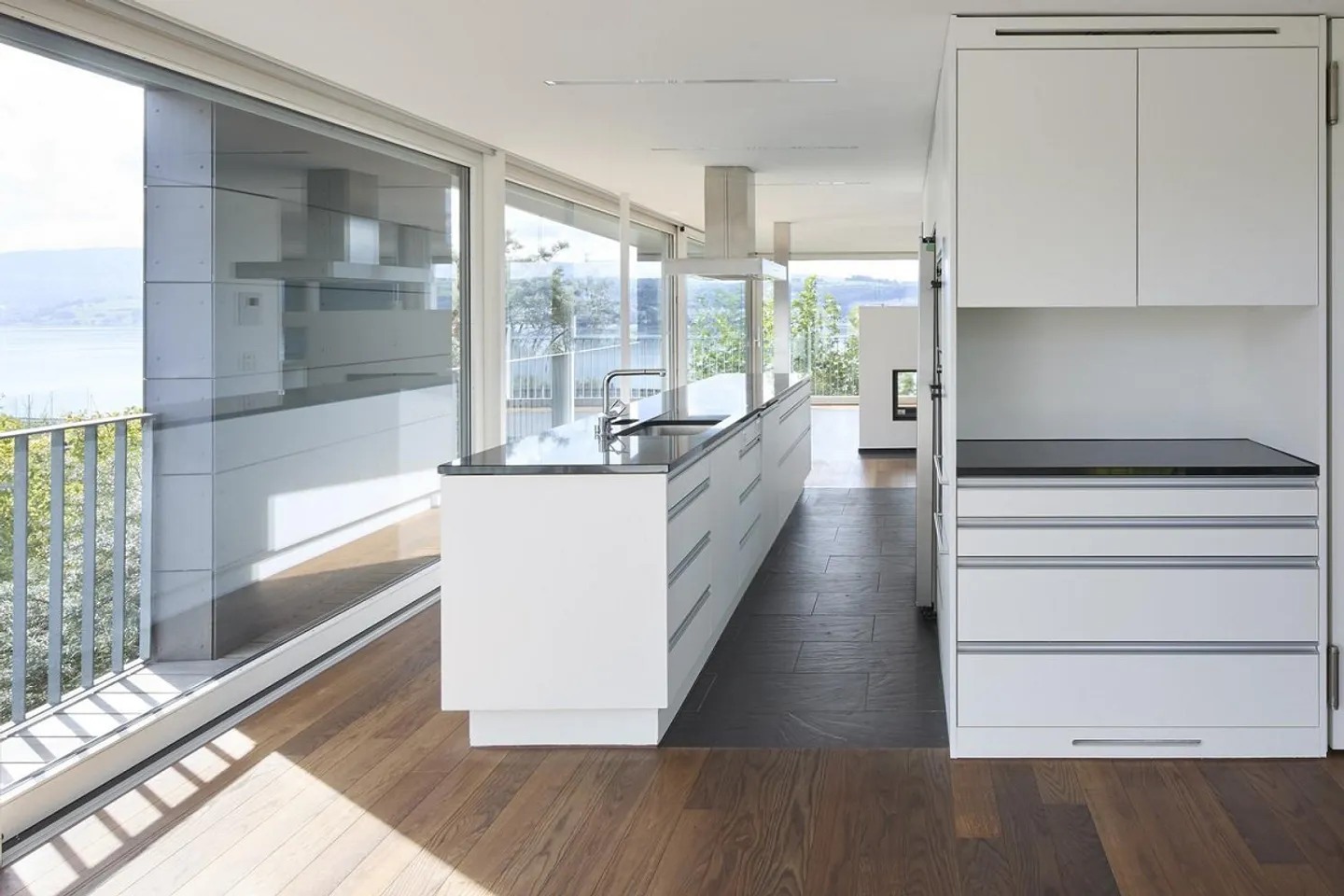 Modern semi-detached house with lake view, roof terrace and private garden - Photo 6 of 13