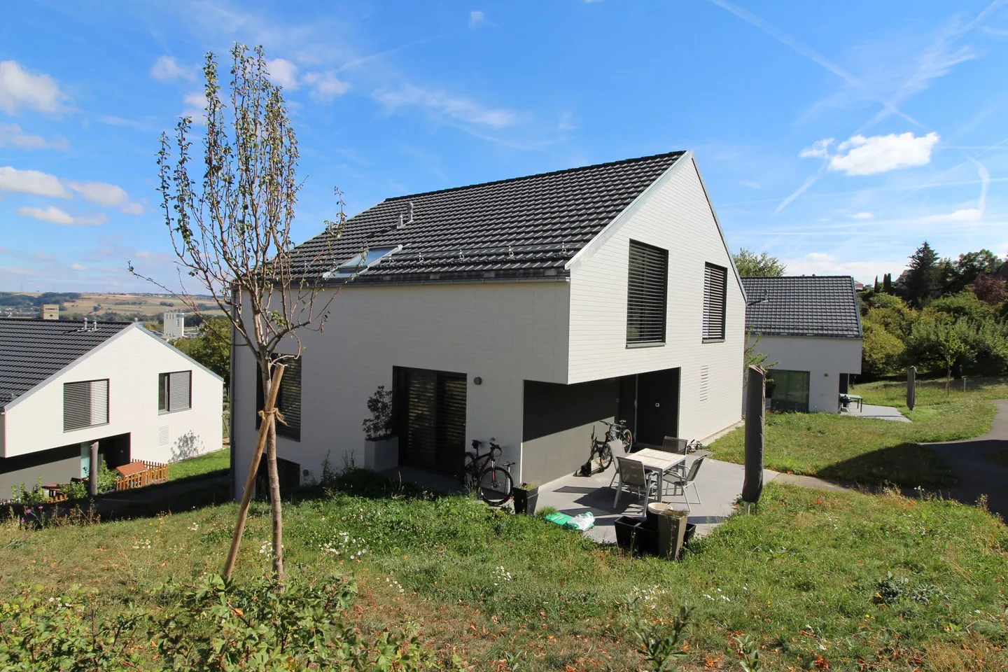 Bella villa bifamiliare di 140 m², distribuita in due appartamenti - Foto 1 di 16