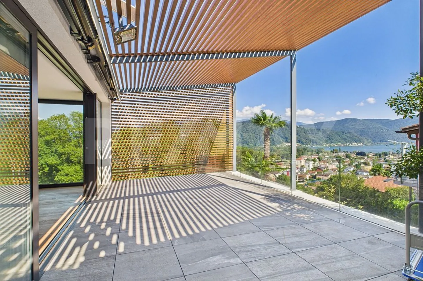 Attico Elegante con Vista Lago - Foto 1 di 13