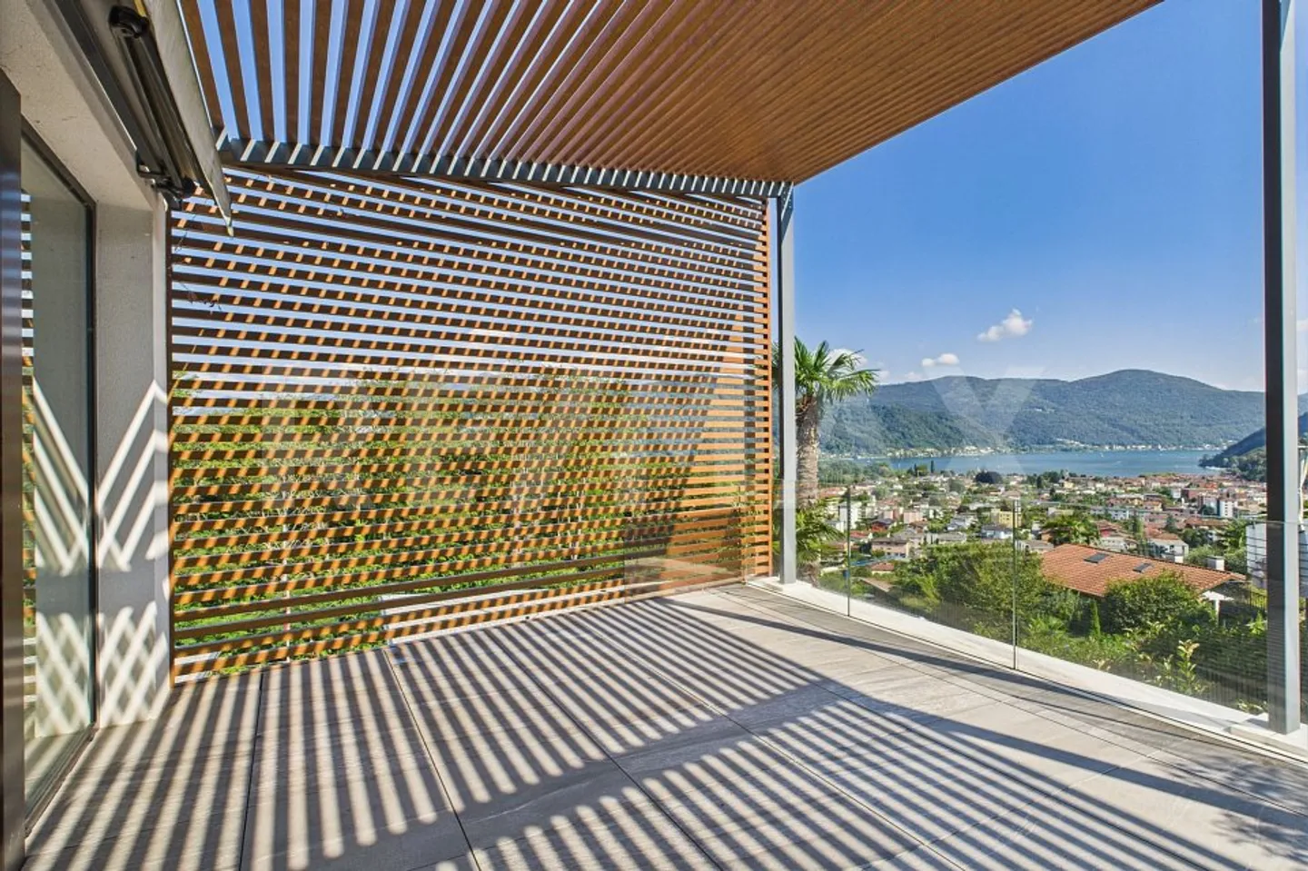 Attico Elegante con Vista Lago - Foto 3 di 13