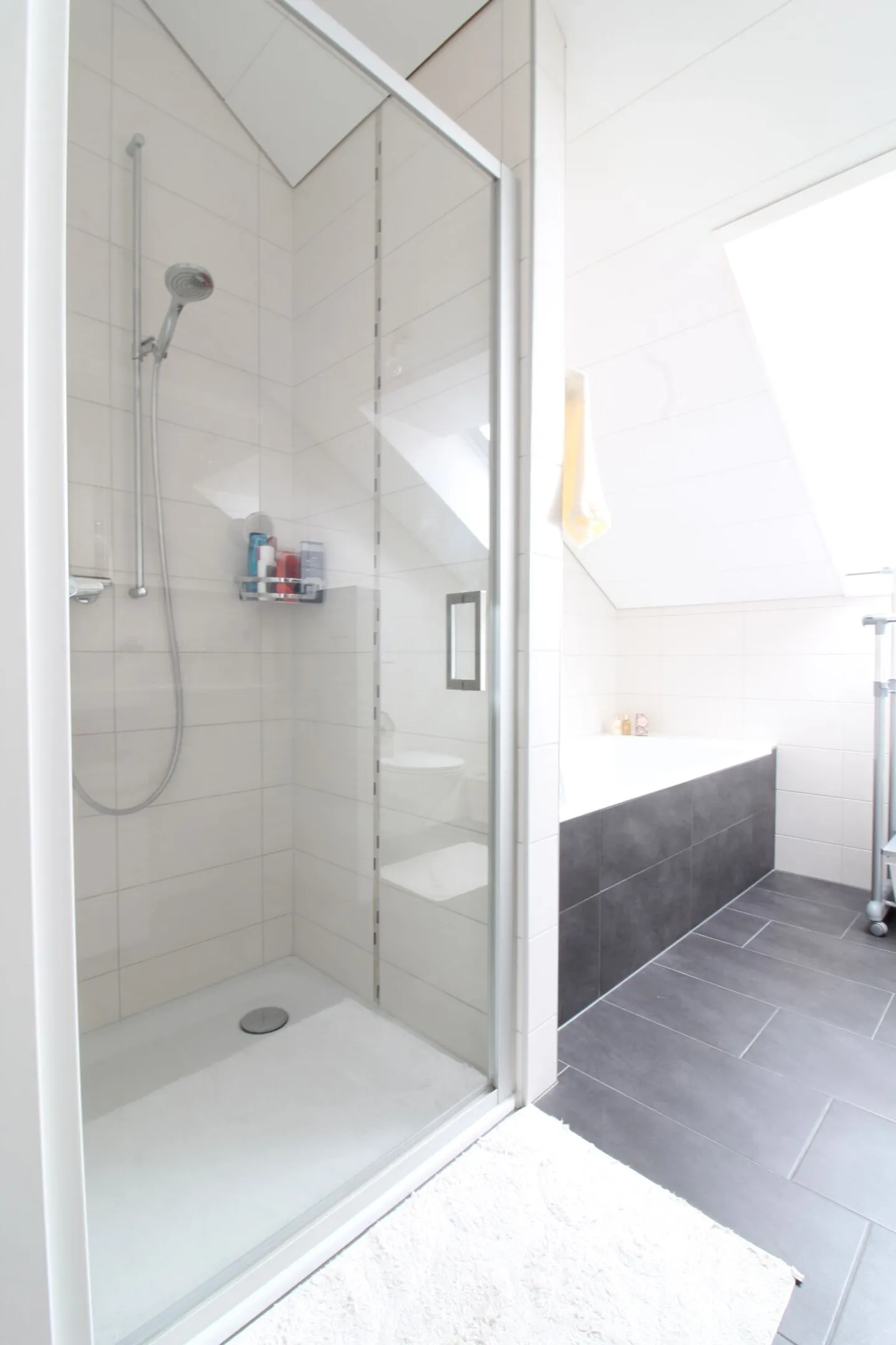 Bella villa bifamiliare di 140 m², distribuita in due appartamenti - Foto 11 di 16